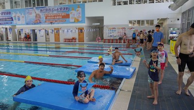水上運動-浮板爭先賽,兼具體能與益智