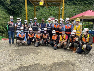 台中市政府建設局今年2月啟動「和平區環山部落南湖溪新建吊橋」工程,解決民眾長期倚靠簡易流籠設備往返的危險