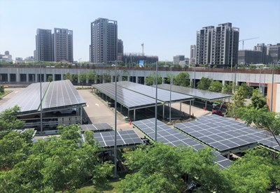 台中捷運北屯機廠汽車停車場棚頂已安裝太陽能板。