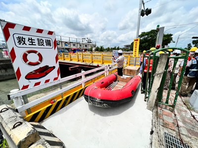 臨水作業準備救生衣、救生圈及攔截索等設施,以備救援。(1)