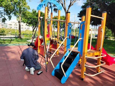 專業檢測人員於現場進行兒童遊戲場安全檢測