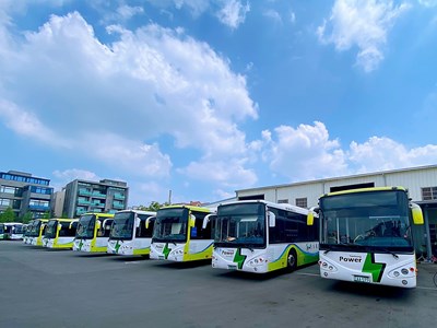 台中市電動公車採白底綠閃電圖案強化辨識度