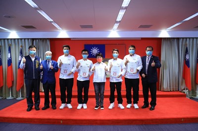 盧市長今(12)日特地在市政會議前頒獎表揚團隊,感謝他們的傑出表現為國爭光