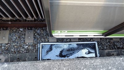 台鐵排煙窗掉落中捷軌道,中捷維修人員將其移至軌道旁,讓全線恢復運轉。