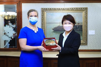 美國在台協會孫曉雅處長與盧市長合影