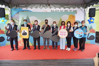 中市秋紅谷迎來黑天鵝 增添公園生命力
