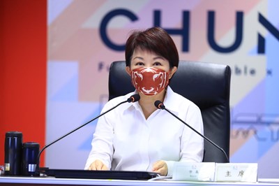 市長盧秀燕今(19)日於線上市政會議表示,台中是全國第二大城市,但要擠身為國際化城市,不但要有強大的國際經貿能力,更要具有國際級的城市文化內涵,雙館是讓台中成為國際化城市的重要指標。