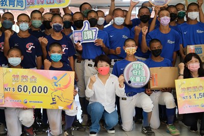 台中棒球好手代表國家出征世界賽 盧市長贈培訓金加油打氣!