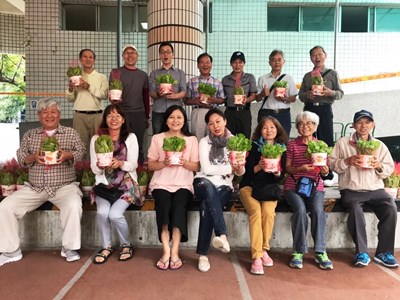垂直水耕因為成熟期較短,平均每期課程學員可以有兩次蔬菜採收
