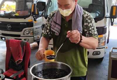 台中市各區清潔隊今(23)日正逢大暑節氣之際,準備綠豆湯、仙草湯、決明子茶、酸梅湯、