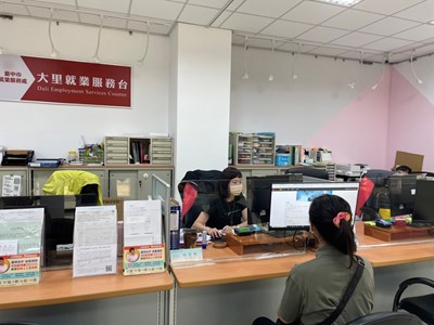 透過雙螢幕求職者,及時與輔導員共同篩選合適工作