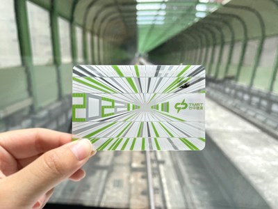 台中捷運2022年度票卡設計融入電聯車快速穿梭於綠色隔音牆的特色。