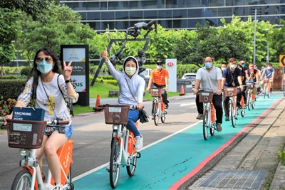 在台中市騎乘腳踏車可以欣賞不同的景色，公共自行車很受歡迎。（台中市交通局提供）