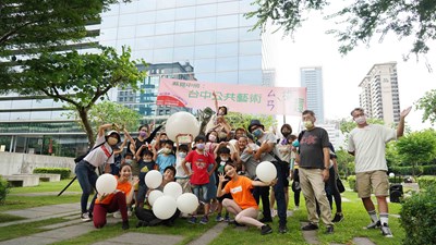 「親兒藝舉公共藝術之旅」活動在《光臨.臺中》作品前合照