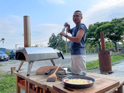 文創產業得獎者趙子維先生進行食農教育,向大眾推廣客家美食。