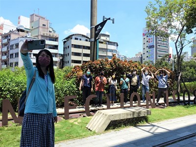 單身朋友周末假日漫遊舊鐵路軌道空廊闖關打卡