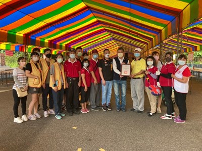 議員張彥彤媒合企業捐贈供品,社會局局長彭懷真致贈感謝狀