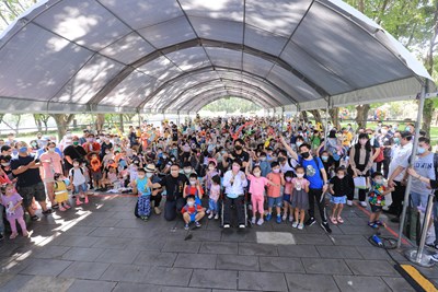 「石虎家族與歐米馬」現身南區健康公園 盧市長陪大小朋友歡度親子時光