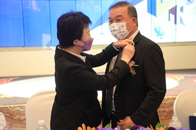 台中市不動產開發公會理事長就職 盧市長為林理事長別上勳章
