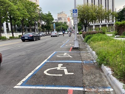 台中市交通局規畫身心障礙者專用汽車停車位，方便身障人士停車。