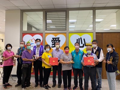中市食物銀行獲贈糕餅 社會局長邀民眾提前慶中秋
