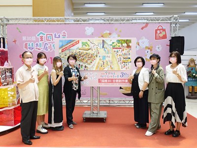 由左至右為前文化中心主任洪慶峰、合體創作畫作者卓毓晴和簡秀倩、陳佳君局長、