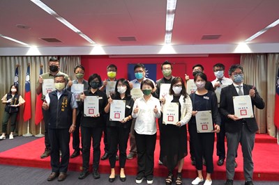 盧市長今(6)日頒獎表揚台中市110年度獎勵公共設施認養績優評鑑「道路類」12件
