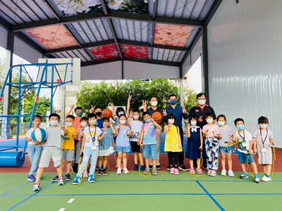 江主委與中山國小師生合影