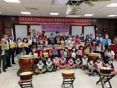 中市7小學獲贈圖書 讓偏鄉閱讀起飛