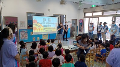 台中市清水地政事務所今日與清水幼兒園鰲峰分班共同舉辧地政檔案教育活動