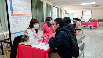 廠商與求職民眾面試情形