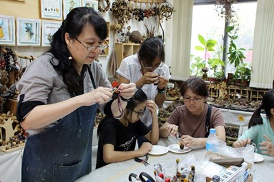 「一起玩種子趣」的張美翎老師(左1)在聯合開放日將帶領民眾運用毬果進行創意工藝DIY