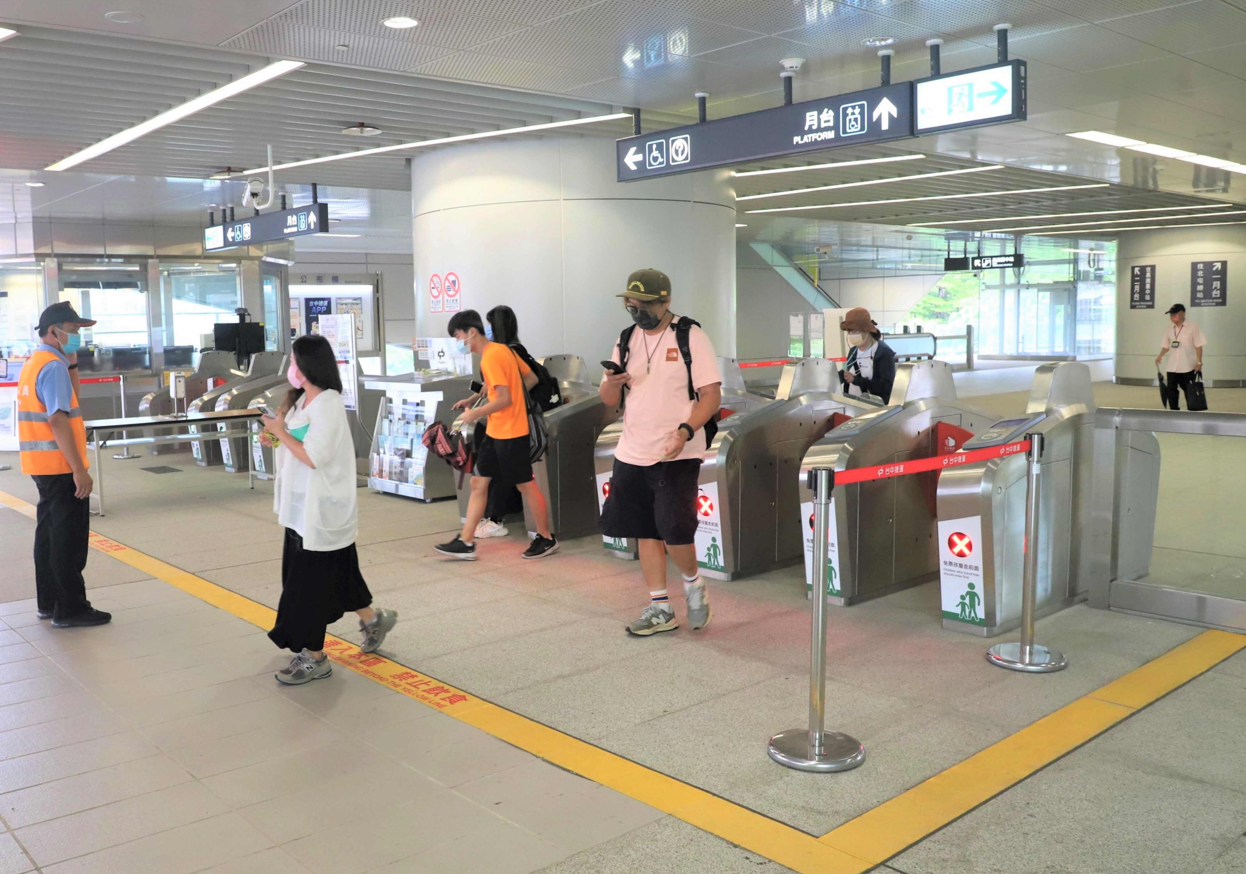 台中捷運綠線車站將導入行動支付服務，未來旅客進出收費閘門更便捷