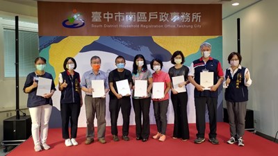 頒發感謝狀,感謝在地仕紳及各單位協助檔案展的進行