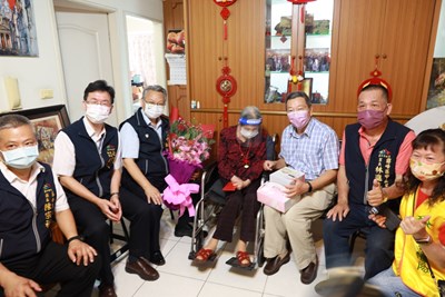 重陽敬老活動開跑　令狐副市長為百歲奶奶獻祝福