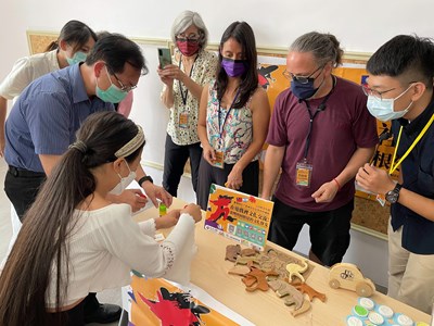 阿根廷遊戲學者專家分享利用回收媒材設計玩具，具環保教育意義