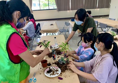 臺中市愛心食物銀行大里店今(24)日在食物銀行發放日，舉辦「植在你手˙伴我久久」活動