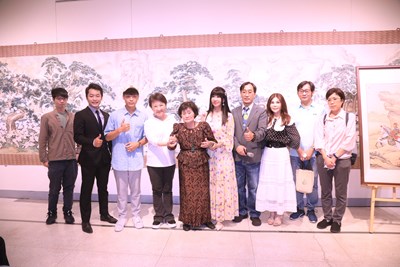 盧秀燕市長出席24日開幕式現場,並與王雙寬老師家屬合影