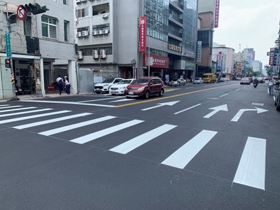 感謝市民施工期間體諒 中市三民路燙平及標線劃設完成