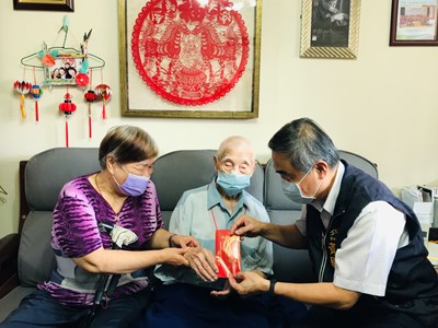 副市長黃國榮代表盧市長探訪高齡102歲的石益安爺爺，致贈市府重陽禮金1萬元