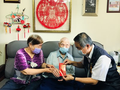 副市長黃國榮代表盧市長探訪高齡102歲的石益安爺爺,致贈市府重陽禮金1萬元