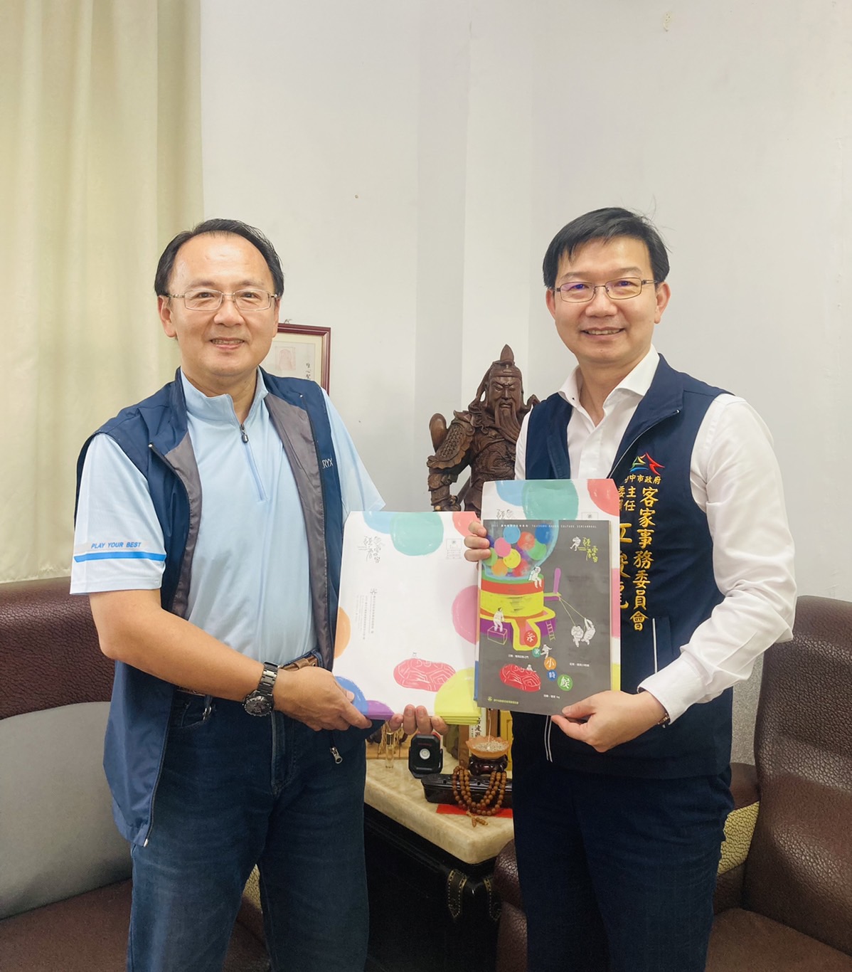 客委會主委江俊龍致贈聽看臺中客刊物予日南國中鄭清埄校長
