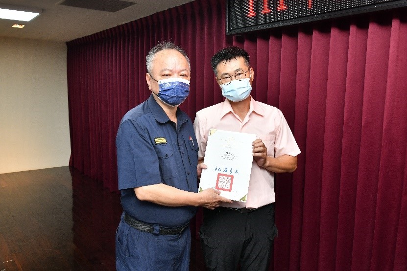 警察局感謝長年維護訓練場的工友呂建雄