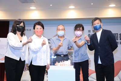 許景堂伉儷捐贈「許良宇圖書館」 盧市長:為善最樂 閱讀最好!