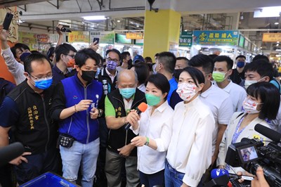 立委高虹安參訪建國市場 盧市長到場致意
