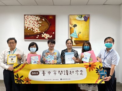 文化局長陳佳君前往臺中女監,分享閱讀禮袋給帶子女服刑的收容人