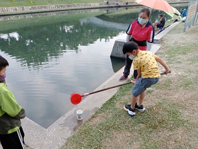 採集水樣檢測水質
