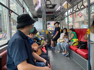 樂手於車內進行不插電演奏行動音樂會,旅客甚至還可點歌與樂手互動