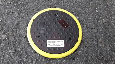 台中市停車格位出現黑色圓圈引好奇?答案揭曉是交通局建置的地磁,提供路邊停車格位即時資訊,停車變聰明。