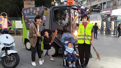 中市電動掃街車掛南瓜裝飾出勤
